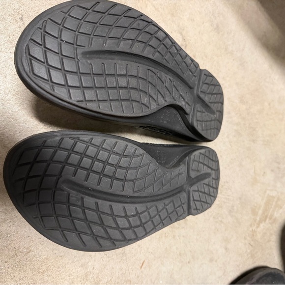 OOFOS Women's Black and Red Sandals Collection - Picture 8 of 11